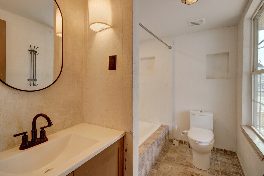 More Photos Of 239 Westheimer Rd, Houston Office Residential For Sale