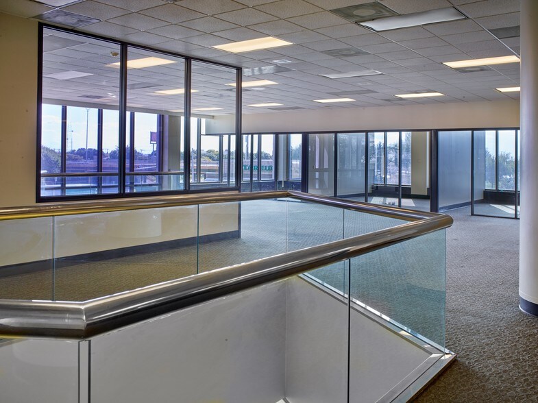 More Photos Of 1111 W Mockingbird Ln, Dallas Office For Lease