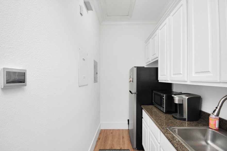 More Photos Of 12824 Willow Centre Dr, Houston Medical For Sale