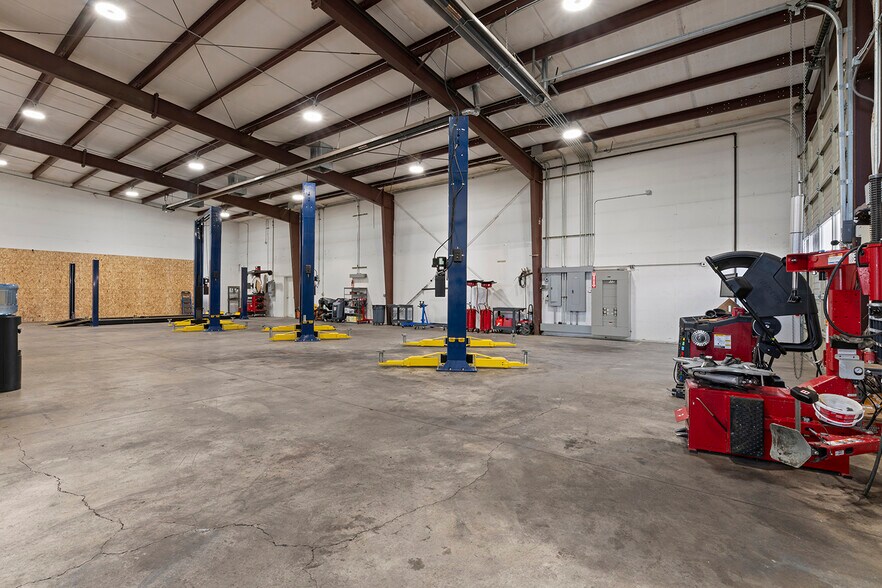 More Photos Of 6062-6068 Crater Lake Ave, Central Point Warehouse For Sale