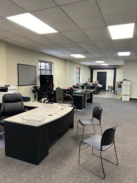 More Photos Of 5521 W Cleveland St, South Bend Light Distribution For Lease