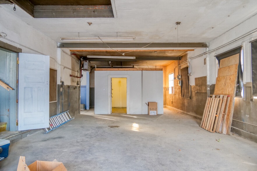 More Photos Of 6 Clinton Ave, Westfield Warehouse For Sale