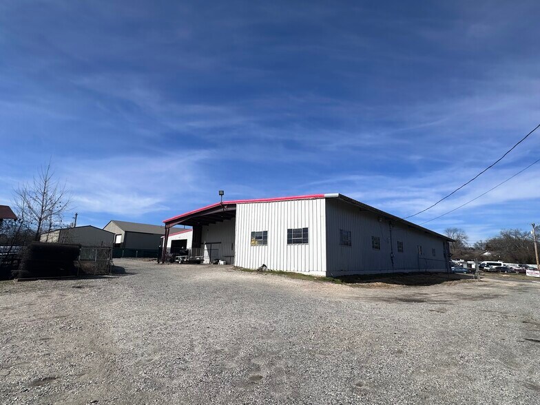 More Photos Of 207 & 221 Edison Ave, Benton Industrial For Sale