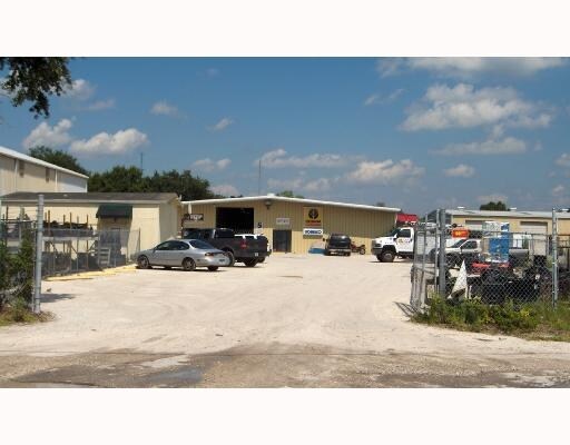 More Photos Of 5703 Pinkney Ave, Sarasota Warehouse For Lease