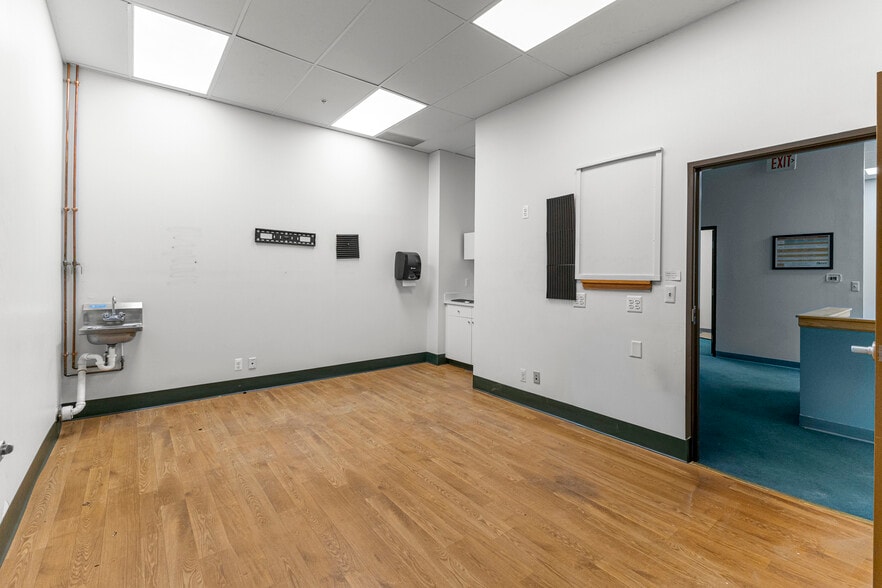 More Photos Of 35425 W Michigan Ave, Wayne General Retail For Lease