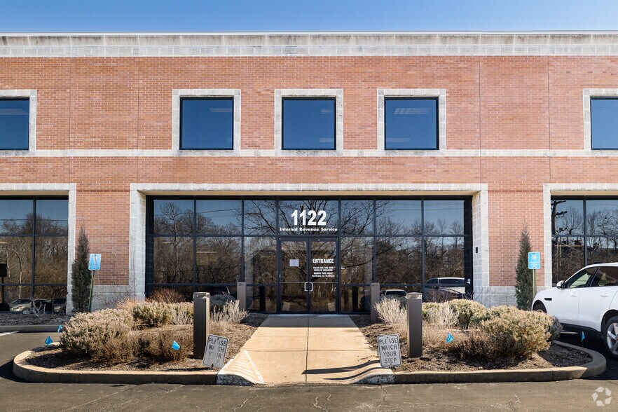 More Photos Of 1122 Town & Country Commons, Chesterfield Office For Sale