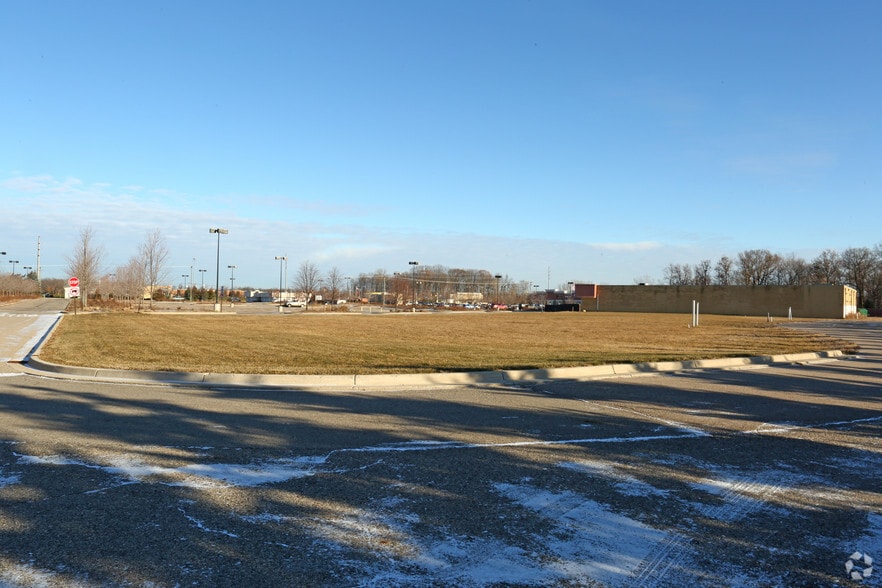 Primary Photo Of 10500-10600 Highland Rd, Hartland Freestanding For Sale