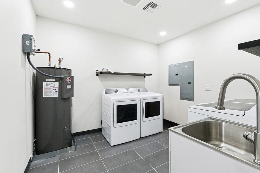 More Photos Of 8411 Parc Pl, Chalmette Office For Sale