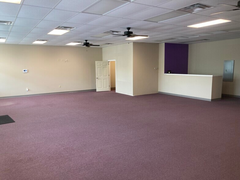 More Photos Of 1074 Pedigo Way, Bowling Green Storefront Retail Office For Lease