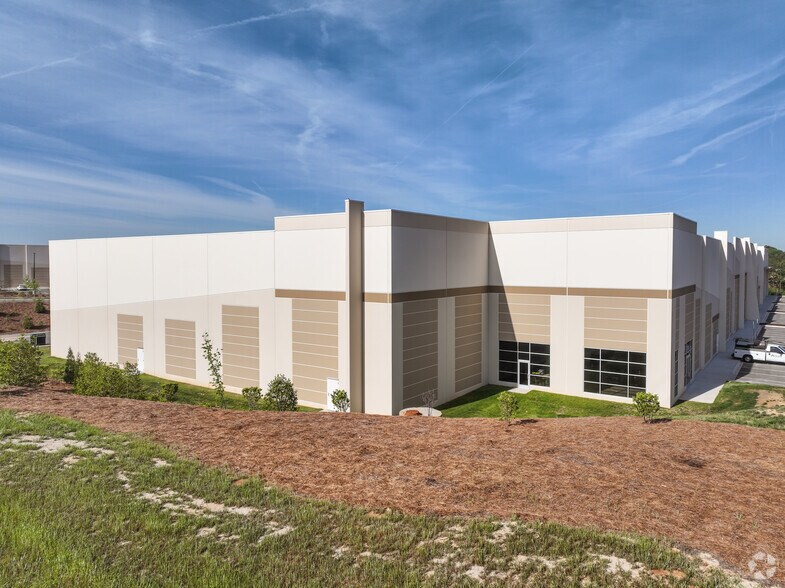 More Photos Of 12910 Hambright Rd, Huntersville Warehouse For Lease