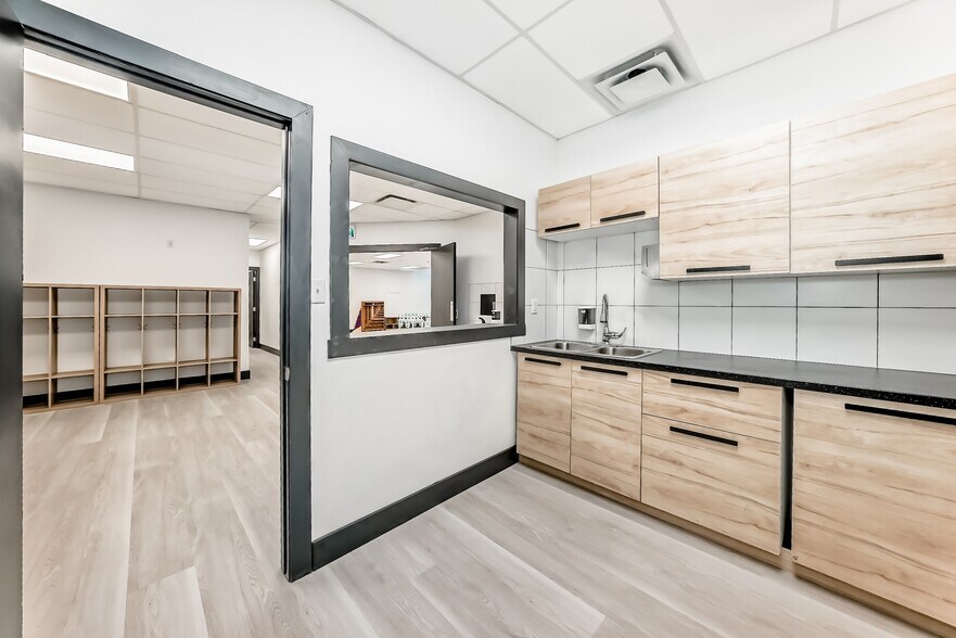 More Photos Of 1015 Centre St NW, Calgary Storefront Retail Residential For Sale