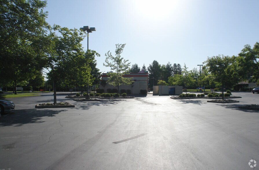 More Photos Of 8101 Watt Ave, Sacramento Fast Food For Lease