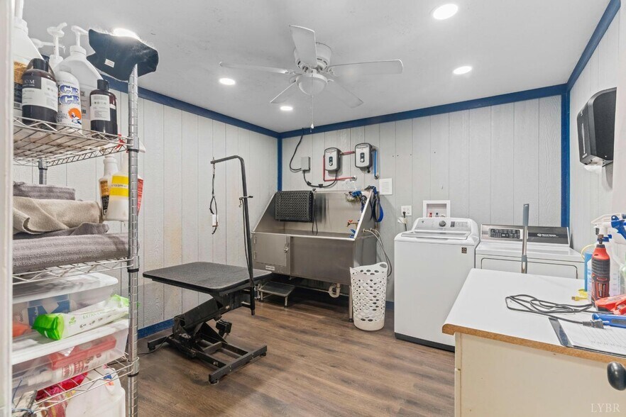 More Photos Of 273 Riverbend Rd, Altavista Showroom For Sale