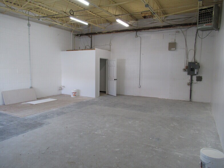 More Photos Of 700 Ritchie Rd, Capitol Heights Light Manufacturing For Lease
