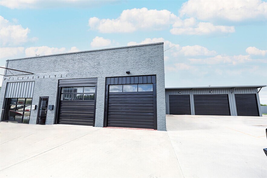 More Photos Of 406 W Wise St, Bowie Industrial For Sale