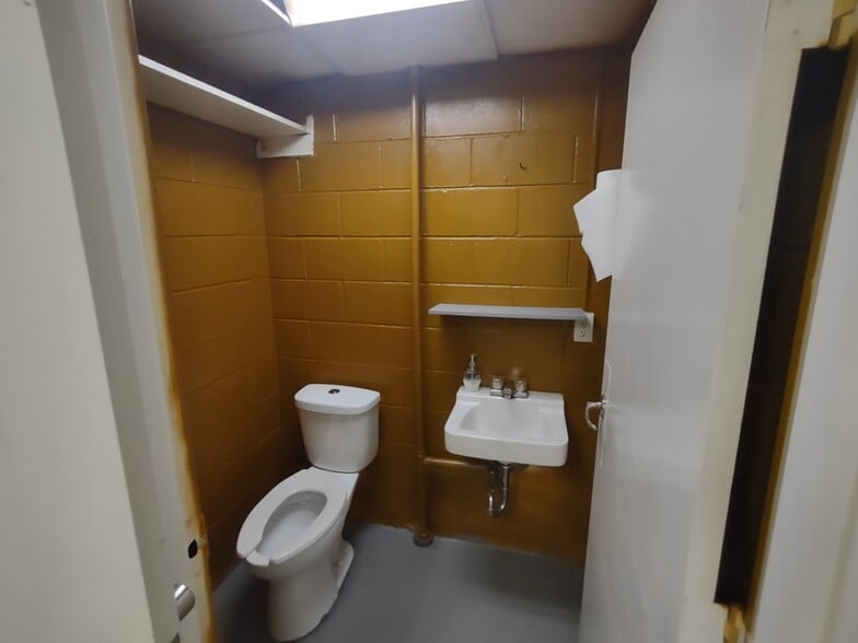 More Photos Of 1107 E Kibby St, Lima Warehouse For Lease