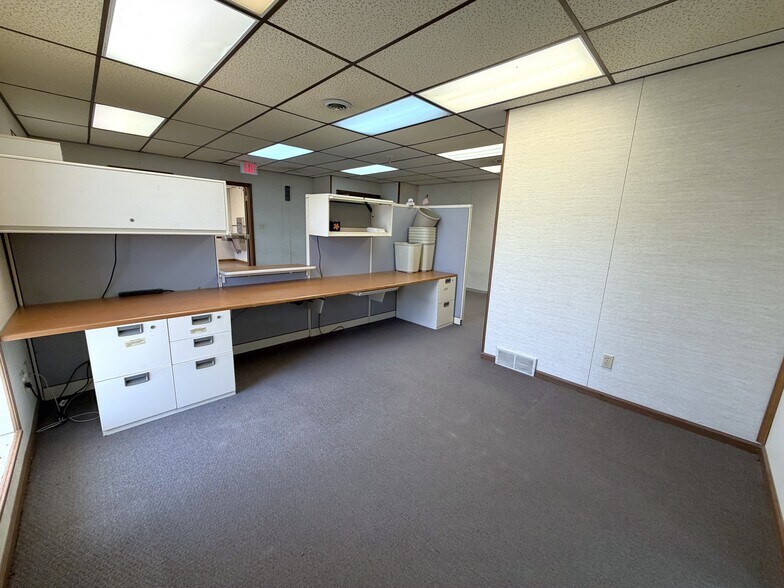 More Photos Of 305 N Mason St, Carrollton Office For Sale