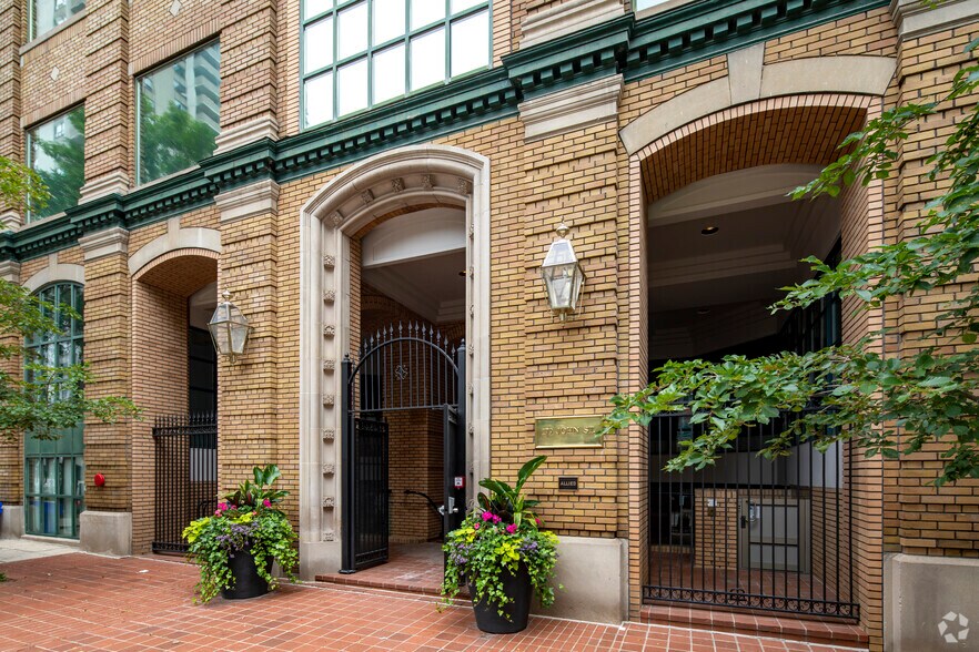 More Photos Of 179 John St, Toronto Office For Lease