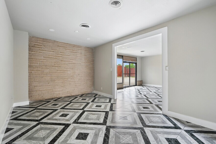 More Photos Of 2920 Golfcrest Blvd, Houston Industrial For Lease