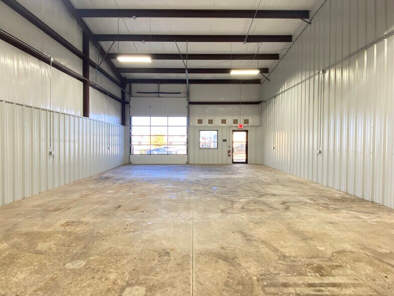 More Photos Of 7804 NW 94th St, Oklahoma City Warehouse For Lease