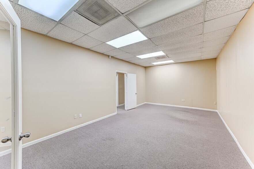 More Photos Of 14741 Pebble Bend Dr, Houston Loft Creative Space For Lease