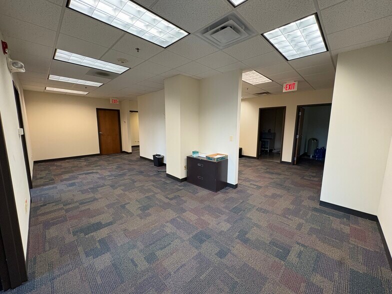More Photos Of 450-480 E Roosevelt Rd, West Chicago Unknown For Lease
