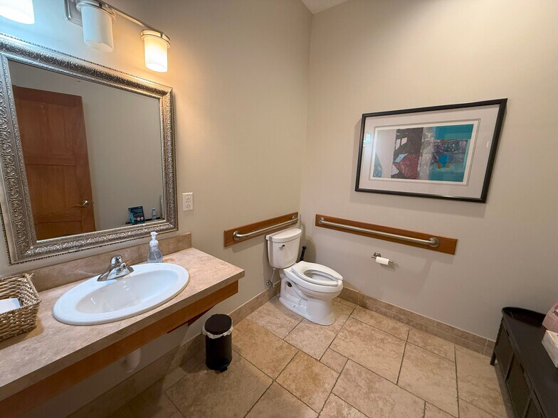 More Photos Of 7971 Moorsbridge Rd, Portage Medical For Lease