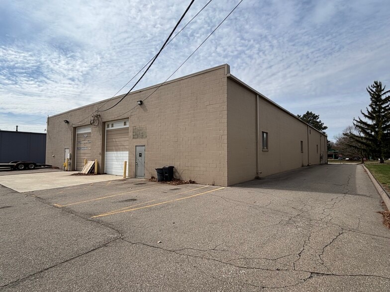 More Photos Of 21444-21448 Bridge St, Southfield Warehouse For Sale
