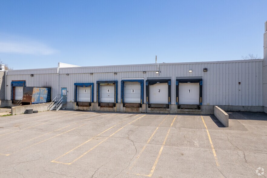 More Photos Of 3695 Aut des Laurentides (A-15) Desste E, Laval Manufacturing For Lease