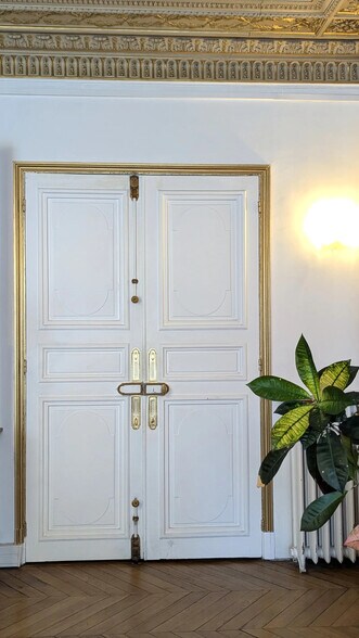 More Photos Of 90 Rue D'Amsterdam, Paris Office For Sale