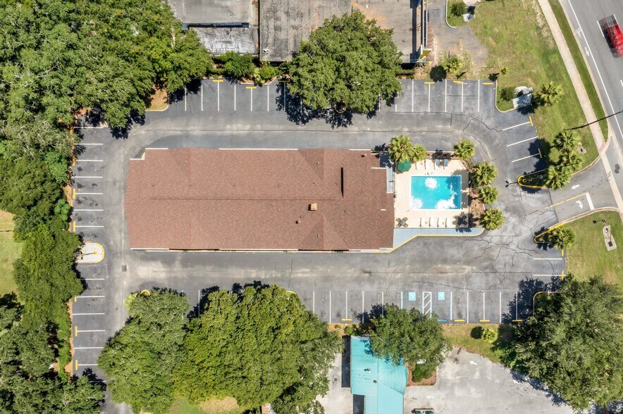 More Photos Of 1392 W North Blvd, Leesburg Hotel For Sale