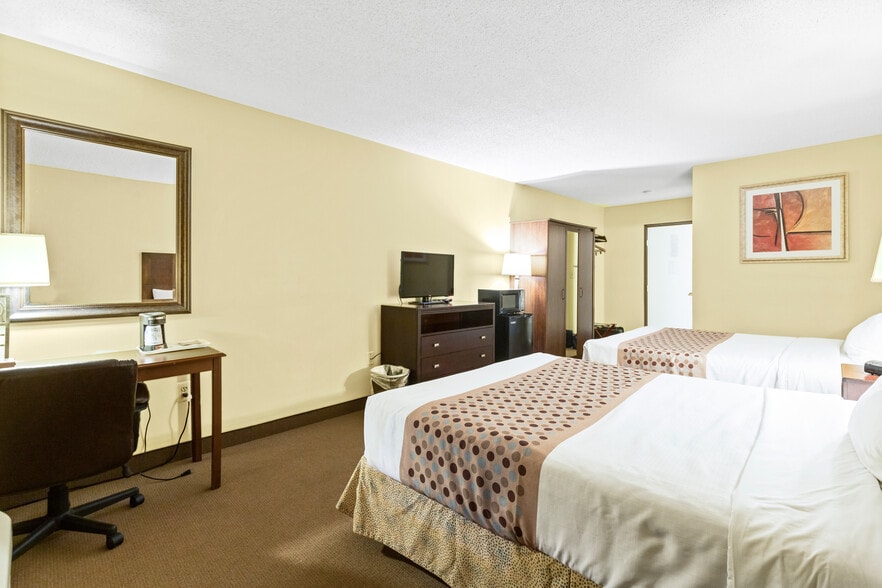 More Photos Of 30 Colonial Ave, Colonial Beach Hotel For Sale