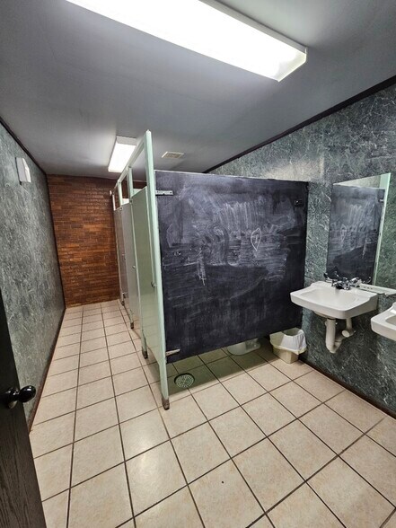 More Photos Of 220 W Broadway Ave, Enid Storefront For Sale