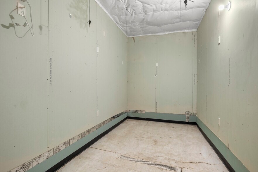 More Photos Of 8411 Southfield Fwy, Detroit Auto Dealership For Sale