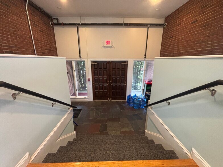 More Photos Of 41 Wendell Ave, Pittsfield Specialty For Sale