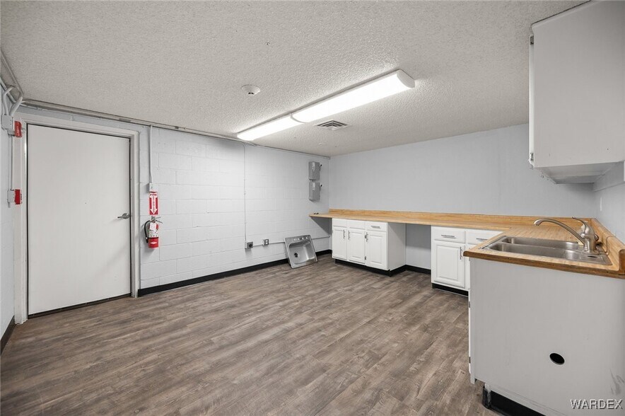 More Photos Of 1055 Empire Dr, Lake Havasu City Distribution For Lease