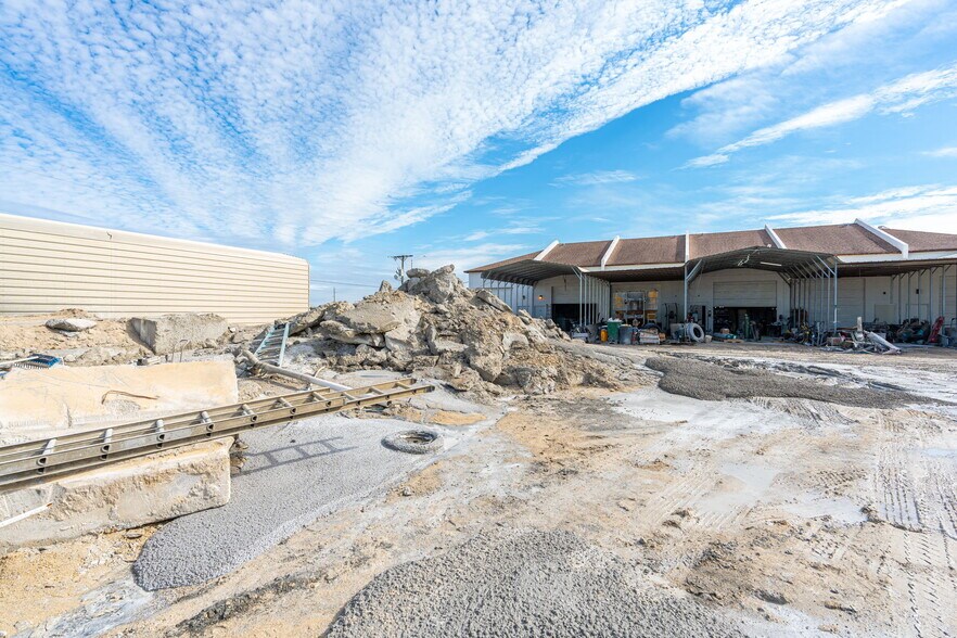 More Photos Of 2700 Evans Ave, Fort Myers Light Manufacturing For Lease