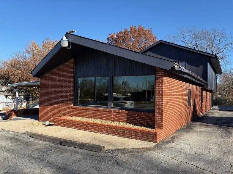 More Photos Of 11305 Hickman Mills Dr, Kansas City Office For Sale