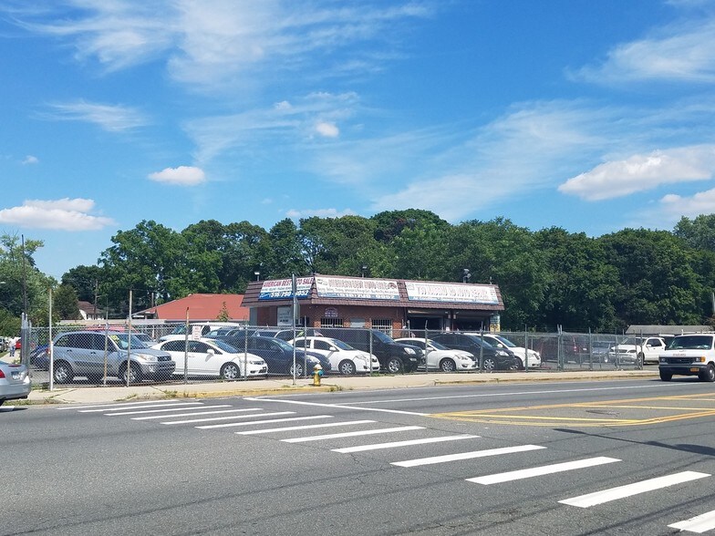 Primary Photo Of 739 Nassau Rd, Uniondale Auto Repair For Lease