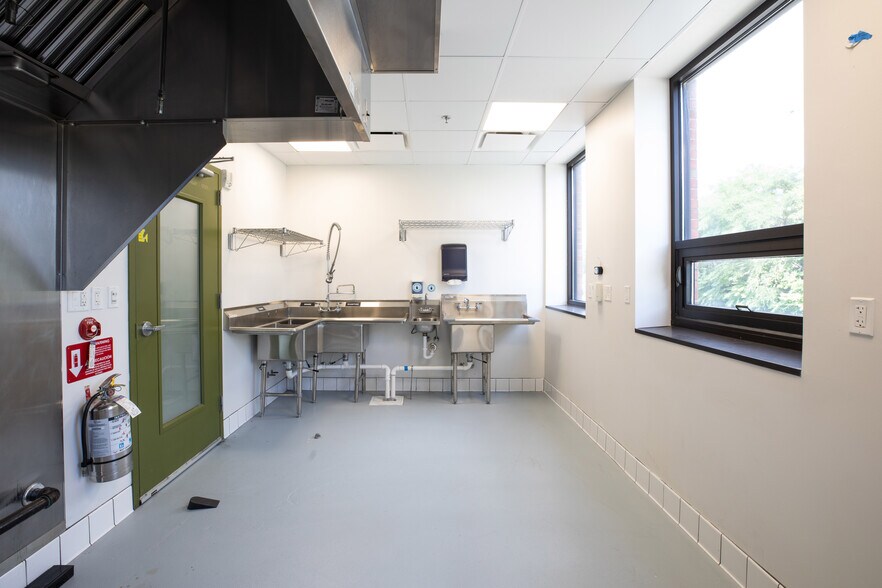 More Photos Of 1600 Campbell St, Kansas City General Retail For Lease