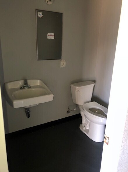 More Photos Of 1001-1025 W Foothill Blvd, Azusa Warehouse For Lease