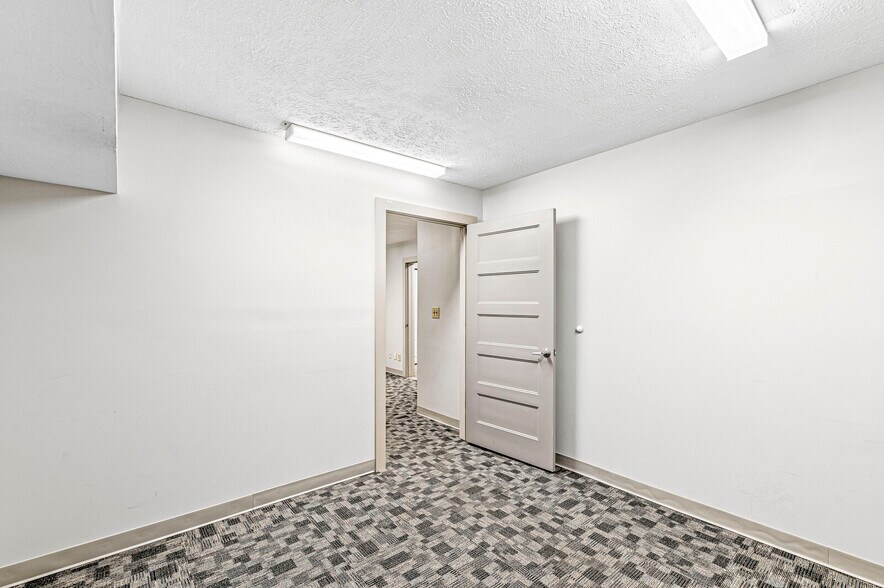 More Photos Of 2601 E 56th St, Indianapolis Light Distribution For Sale