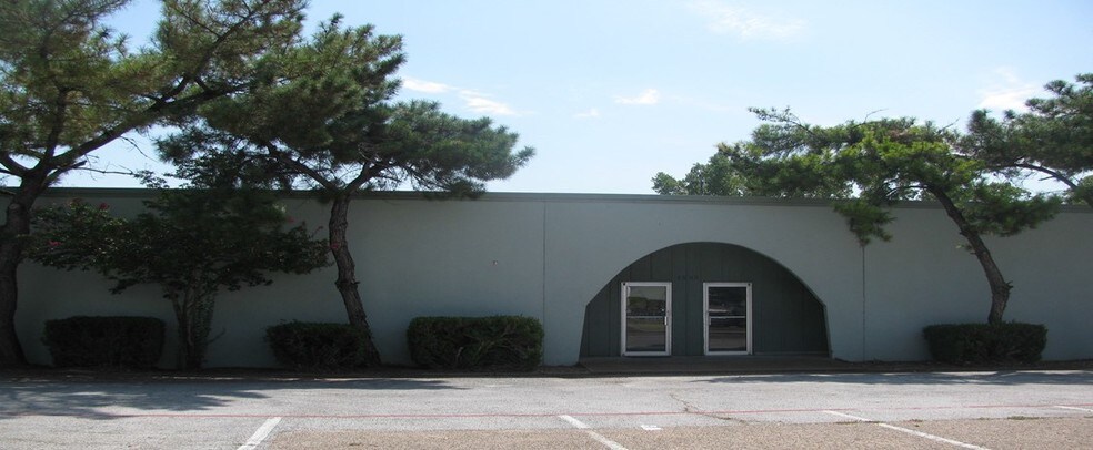 More Photos Of 1507 Central Park Dr, Hurst Warehouse For Lease