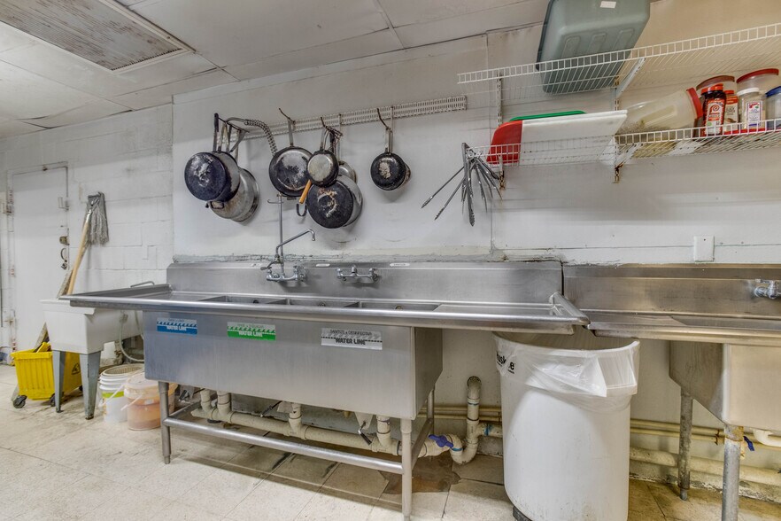 More Photos Of 2915 Market St, Baytown General Retail For Sale