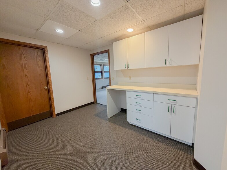 More Photos Of 515 Gold St, Green Lake Office For Sale