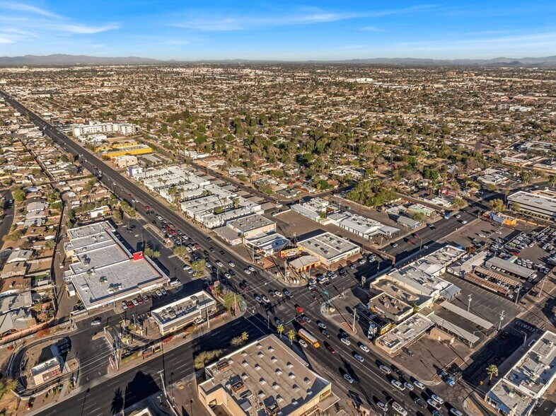 More Photos Of 724 W Indian School Rd, Phoenix Showroom For Sale