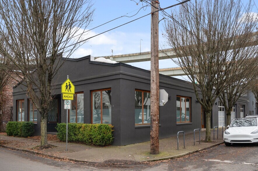 More Photos Of 1632 NW Thurman St, Portland Showroom For Lease