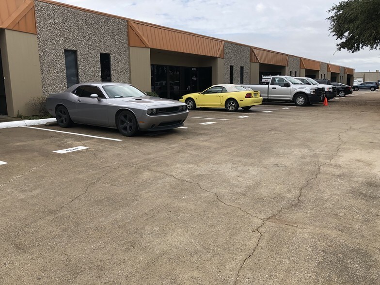 More Photos Of 4300-4324 Sunbelt Dr, Addison Light Distribution For Lease