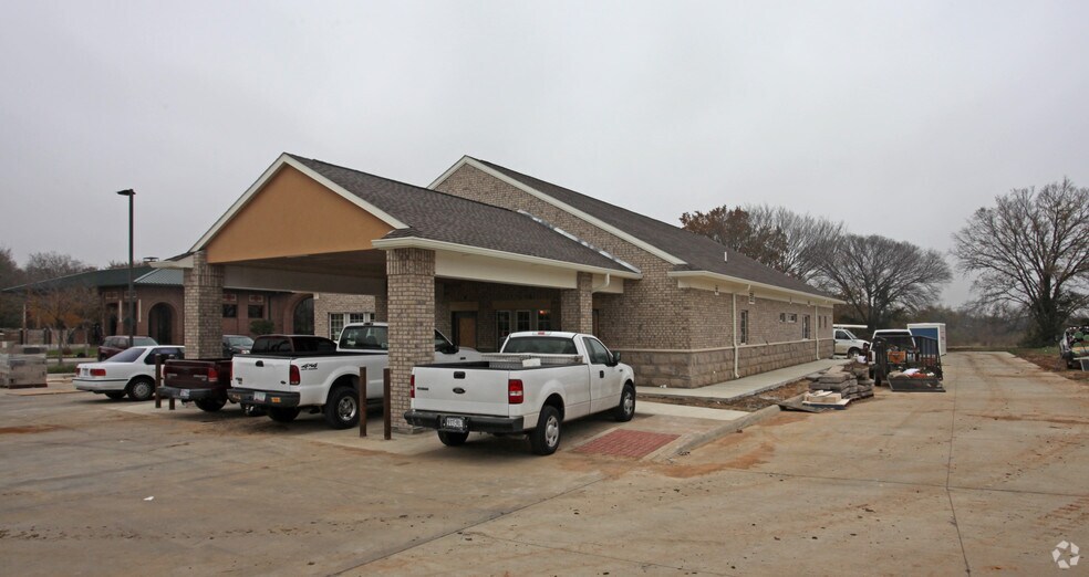 More Photos Of 833 W Airport Fwy, Euless Veterinarian Kennel For Sale
