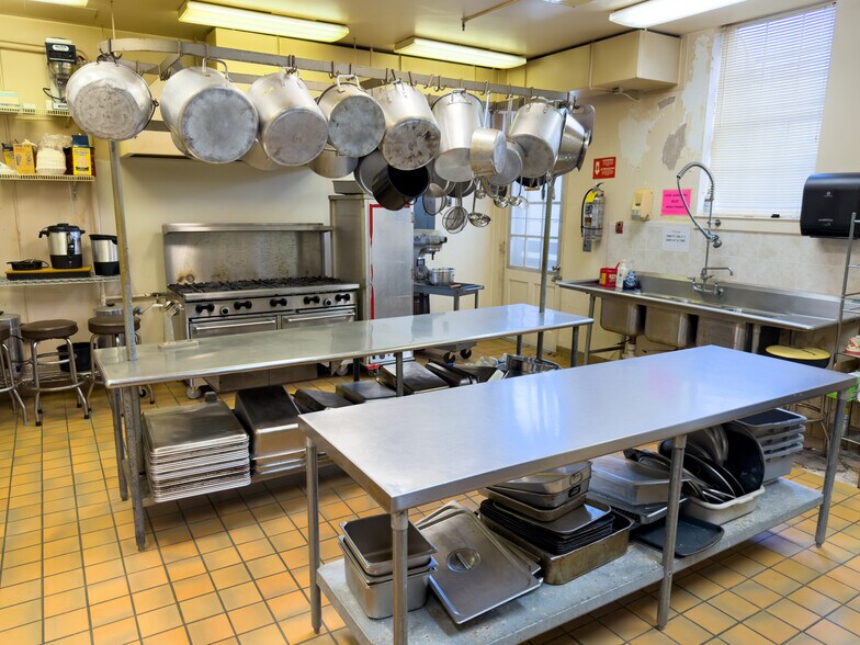 More Photos Of 634 Main St, Forest Park Flex For Sale